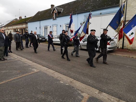 Cérémonie 11 novembre 2019 porte-drapeaux se rendant au cimetière Cérémonie 11 novembre 2019 porte-drapeaux se rendant au cimetière