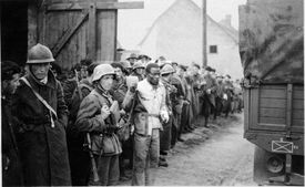 Prisonnier français en attente à LA SELVE, certainement avant le départ pour un camp d'Allemagne