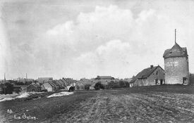 A droite le moulin de pierres, à gauche des traces de tranchées