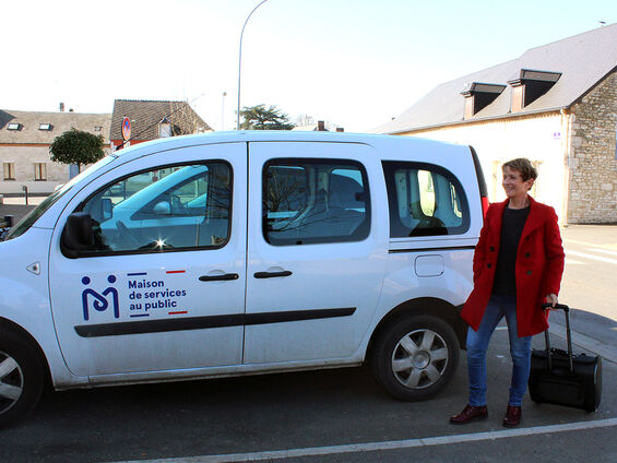 Véhicule de la Maison de Services Aux Publics Itinérant avec Madame PICCOLI