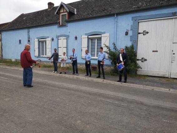 Fanfare de Nizy Le Comte devant le monument aux morts Fanfare de Nizy Le Comte devant le monument aux morts
