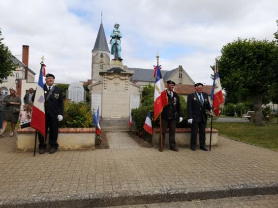Portes drapeaux devant le monument aux morts Portes drapeaux devant le monument aux morts