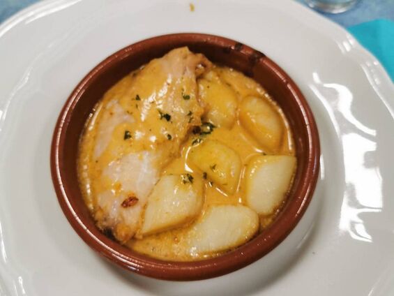 Filets de rougets et noix de saint-jacques poêlés sauce champagne