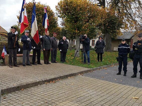 Cérémonie 11 novembre 2019 porte-drapeaux et gendarmes