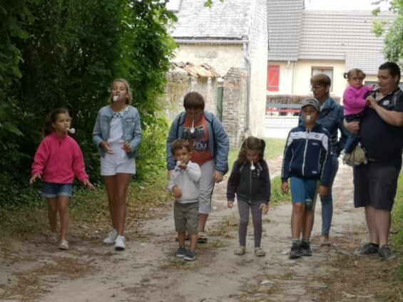 Jeux pendant la promenade des enfants Jeux pendant la promenade des enfants
