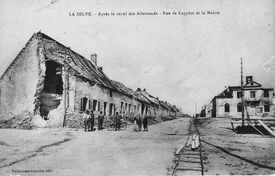 Maison à l'angle des rues de Sissonne et Lappion, un obus fançais a éventré le pignon sud.