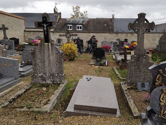 Cérémonie 11 novembre 2019 les enfants déposent des bouquets sur les tombes des soldats morts pour la France Cérémonie 11 novembre 2019 les enfants déposent des bouquets sur les tombes des soldats morts pour la France