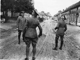 Officiers allemand observant le ciel rue de Montigny