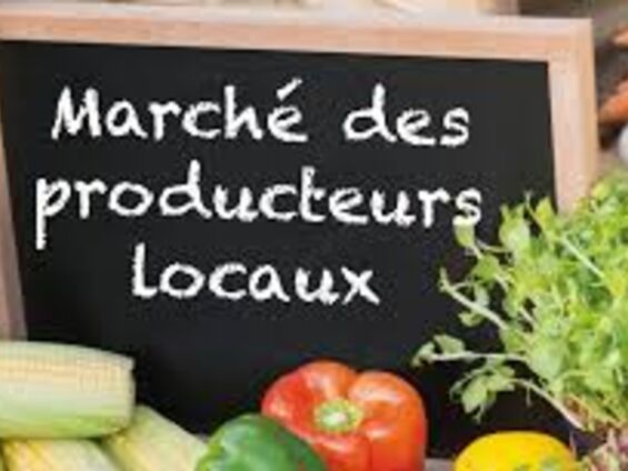 Ardoise marché des producteurs locaux entourés de légumes