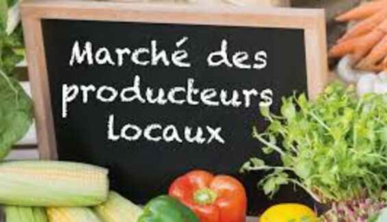 Ardoise marché des producteurs locaux entourés de légumes