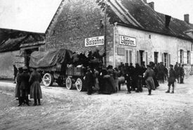 Evacuation des civils au carrefour de la rue de Sissonne et de la rue de Lappion