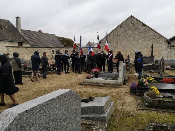 Cérémonie 11 novembre 2019 salutation des porte-drapeaux Cérémonie 11 novembre 2019 salutation des porte-drapeaux