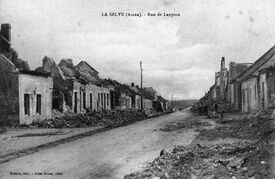 Le début de la rue de Lappion, côtés droit et gauche entièrement dévastés par les artilleries allemandes et aussi françaises