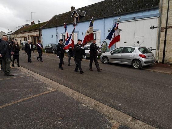 Cérémonie 11 novembre 2019 porte-drapeaux se rendant au cimetière Cérémonie 11 novembre 2019 porte-drapeaux se rendant au cimetière